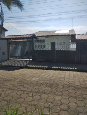 Casa próximo a praia com churrasqueira e ar condicionado!